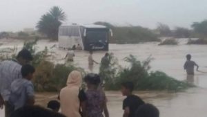 غرق باص نقل جماعي في المهرة ومقتل شخصيين نتيجة سيول الامطار