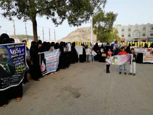 عدن : أمهات المختطفين تطالب حكومة هادي في الكشف عن المعتقلين في السجون السرية