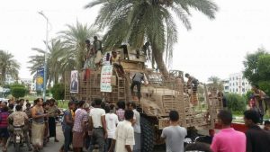 الحوثيين يتجولون بمدرعات الإمارات في مدينة الحديدة  (صور)