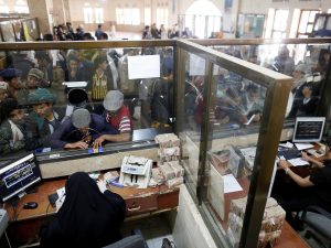 مسلحون يقتحمون مقر البنك الأهلي بعدن ويحتجزون رئيس ادارة البنك