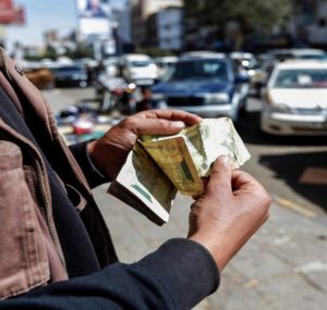 لا وديعة سعودية ولا بنك مركزي… العملة اليمنية قيد الإنهيار!