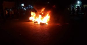 عدن : معتقل حاول الإنتحار ومحتجون يقطعون الطرقات في القلوعة