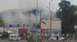 عدن .. اندلاع حريق بأحد المنازل الفقيرة في منطقة عمران جراء الألعاب النارية