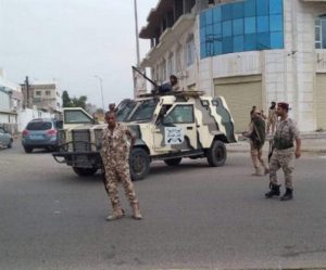 عدن .. مسلحون يقتلون شاب في المنصورة داخل منزلة ونجاة رئيس نيابة في دار سعد