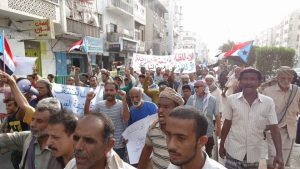 عدن .. تظاهرات غاضبة في المعلا تندد بتردي الأوضاع المعيشية