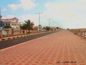 عدن :  مسلحون يرمون قنبلة على منزل أمام مسجد بالمنصورة
