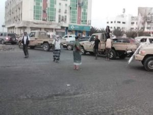 عدن :  غضب شعبي متصاعد وجنود يقطون الطرقات