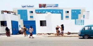 عدن .. عناصر الإنتقالي يقتحمون نيابة ومحكمة البريقة ويطلقون سراح متهماً بقوة السلاح