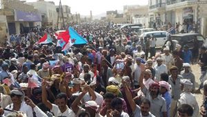سقطرى .. الإمارات تدعم مظاهرات ضد حكومة هادي وسط انتشار كبير لقواتها