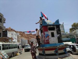 النقاط الأمنية بالمكلا تعيد رفع علم الجنوب بعد انتهاء زيارة رئيس أركان هادي إليها