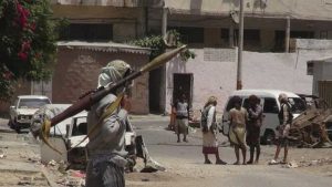 عدن .. اشتباكات مسلحة بين جنود الحزام ومروج خمور بخور مكسر
