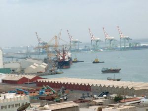 انتهاكات الحزام الأمني تدفع نقابة النقل الثقيل لوقف العمل في ميناء المعلا