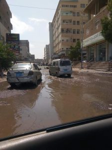 عدن .. الصرف الصحي يحاصر مستشفيات الوالي والنقيب والأهالي يستغيثون