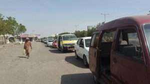 عدن : أزمة مشتقات نفطية خانقة وتخذيرات من فرض جرعة جديدة