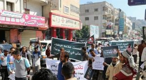 عدن : إرتفاع الدولار والأسعار يهدد بثورة عارمة في عدن ..