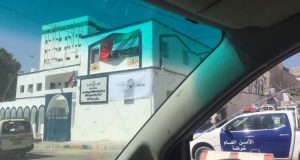 الإمارات ترفع أعلامها في المكلا بعد أسابيع من إسقاط صور أولاد زايد