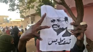 البشير يضحي بالحكومة وحكام الولايات مقابل البقاء في الرئاسة .
