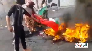 عدن تهتف برع برع يا إستعمار وأبنائها يحرقون أعلام الإمارات .