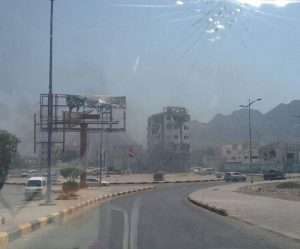 عدن .. حرب شوارع بين قوات موالية للإمارات وأخرى تابعة لهادي و الإحتجاجات الشعبية في تصاعد
