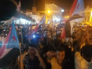 سيئون .. قوات حماية هادي تواجه تظاهرات مناهضة لعقد جلسة برلمانية بحملة إعتقالات .