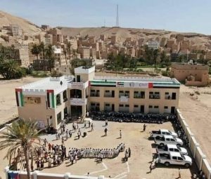 الاستغلال الإماراتي للمساعدات الإنسانية في اليمن.. صورتان تثيران سخطاً واسعاً