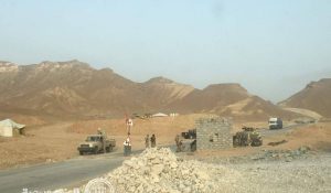 المهرة .. قوات سعودية تعتدي على جنود الأمن وتسقط العلم اليمني وتمرغة بالتراب