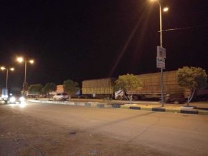 عشرات الجنود يوقفون حركة شاحنات النقل الثقيل بين محافظتي مأرب وشبوة احتجاجاً على عدم صرف مرتباتهم
