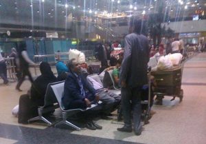 المئات من المسافرين عالقين في مطار القاهرة بعد أن منع التحالف عودتهم