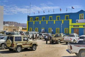 مشائخ شبوة: الإمارات وراء ما حدث من أعمال تخريب واقتحام لمؤسسات الدولة في عتق 