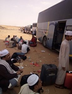 السعودية تحتجز يمنيين يحملون الجنسية القطرية بمنفذ الوديعة