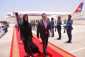 استقبال باهت لرئيس حكومة الشرعية في أبوظبي