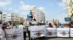 بعد سيطرة الانتقالي عليها.. عراك بالأيدي على قيادة نقابات العمال بعدن