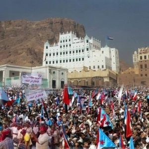 قوات هادي تعلن الحرب على الإنتقالي بإسقاط أعلام الجنوب في سيئون