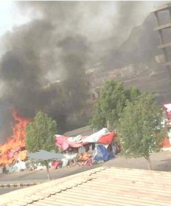 مسلحون يحرقون بسطات المواطنين الشماليين في البريقة