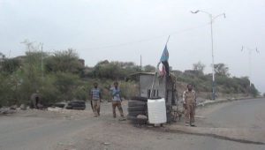 مسلحون يقطعون الطريق الرابط بين الضالع عدن