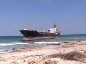سفينة إماراتية جديدة تُفَّرغ معدات عسكرية وانظمة تجسسية في ميناء سقطرى
