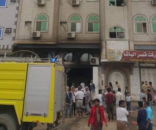 مسلحون بدعم الأجهزة الأمنية يحرقون محلات تجارية بالشيخ عثمان