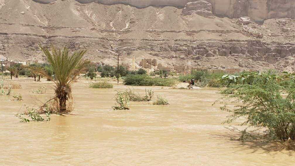 وفاة مواطن وقطع طرق رئيسية في حضرموت جراء سيول الأمطار