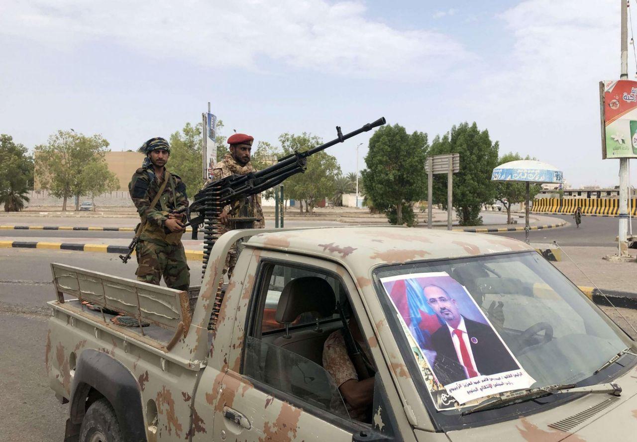 الزبيدي يفكك مراكز القوى العسكرية اليافعية في عدن
