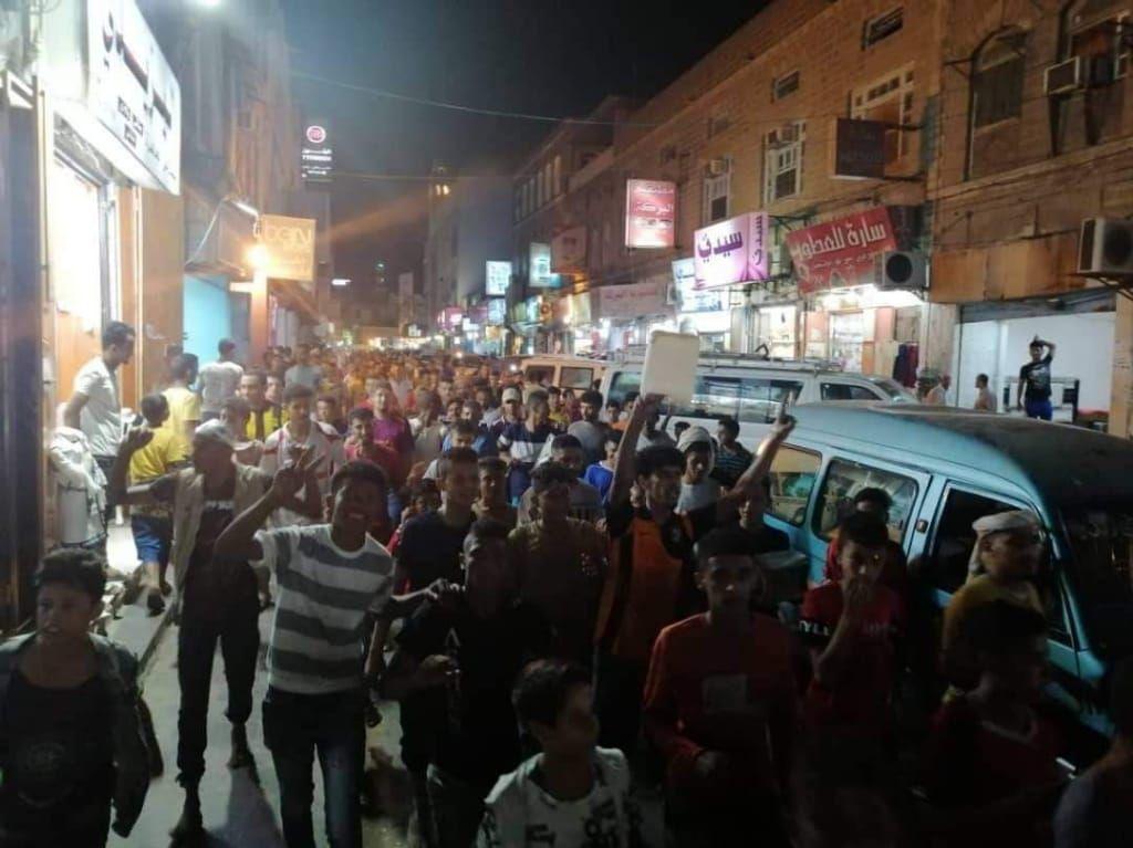 عدن : مظاهرات غاضبة تتهم الإنتقالي والشرعية بتدمير المدينة