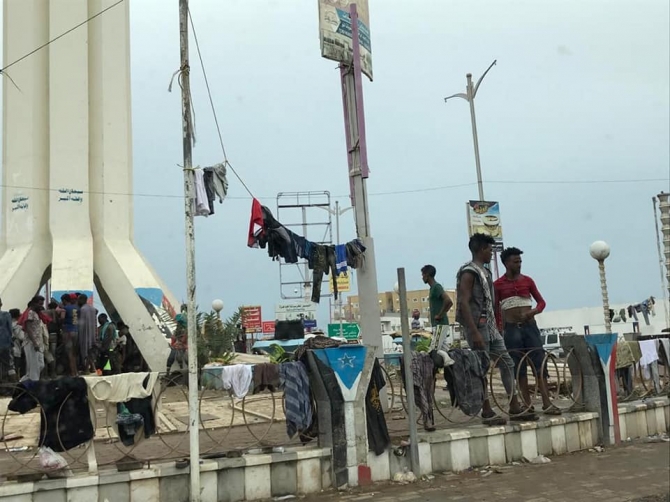 سكان عدن يطالبون بإخراج المئات من الأفارقة ويحملون الإنتقالي مسؤولية انتشار الأوبئة