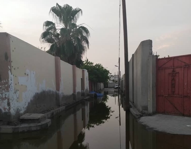 غرق منازل في حي كابوتا بعدن بمياه الصرف الصحي