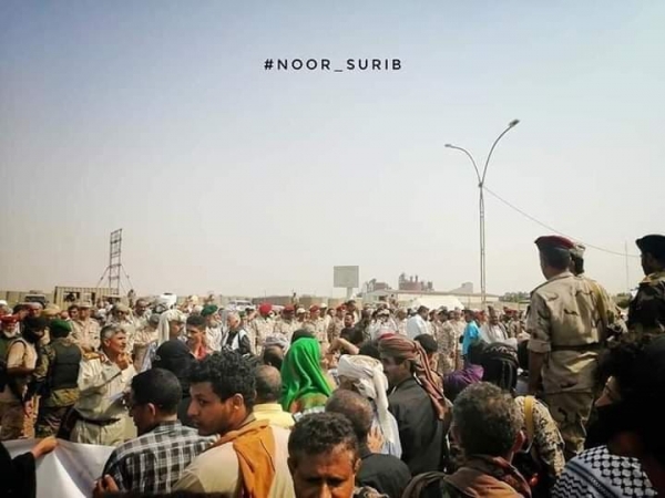 بعد بيع القضية الجنوبية.. العسكريون يعلنون تأدية صلاة العيد أمام مقر التحالف