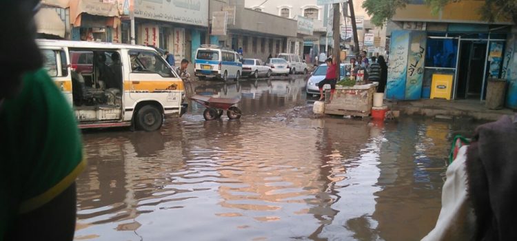 شوارع الممدارة بعدن تغرق بمياه الصرف الصحي