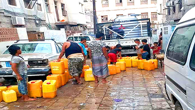 سكان عدن يقظون عيدهم في البحث عن المياه والكهرباء