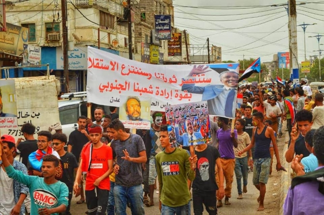 عدن.. تظاهرة للحراك الجنوبي تطالب الإنتقالي بالإفراج عن قياداتها المعتقلين