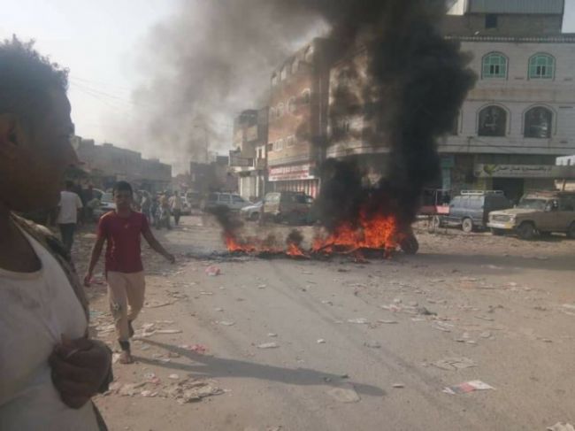 أبين .. احتجاجات وقطع شوارع في مدينة لودر