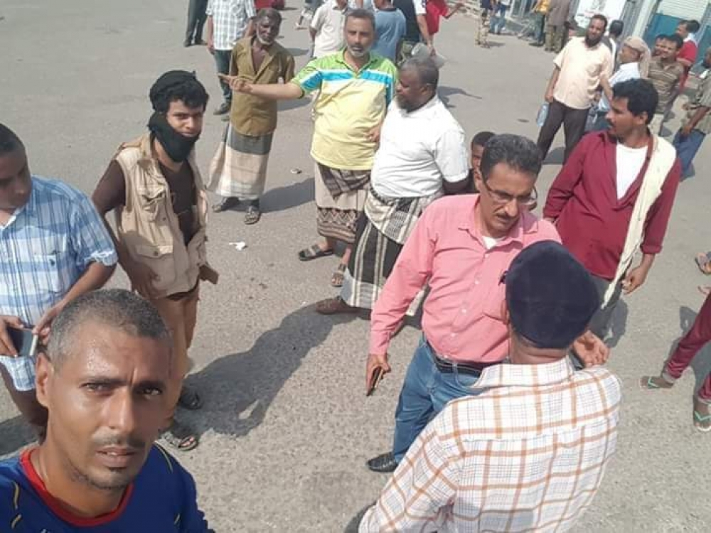 موظفو مصافي عدن وميناء الزيت يطالبون الإدارة الذاتية بصرف الرواتب