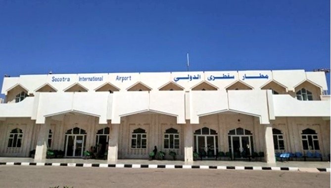 الانتقالي والقوات السعودية يمنعون نائب مدير مطار سقطرى من مزاولة عمله