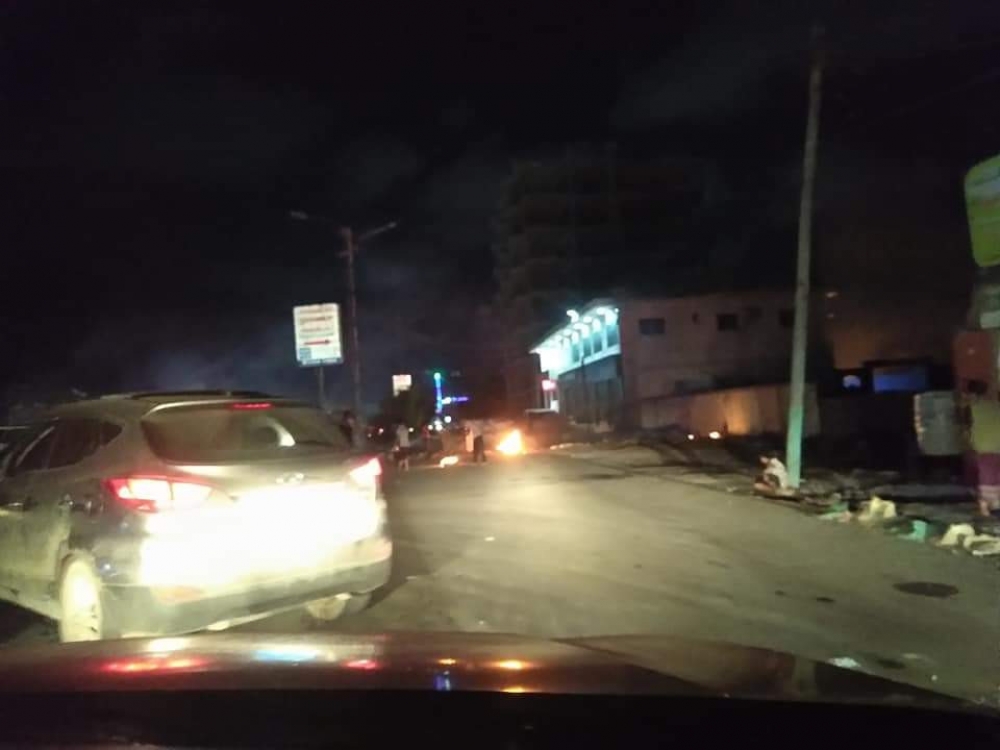 مواطنون يقطعون الشوارع الرئيسية في التواهي احتجاجاُ على انقطاع الكهرباء